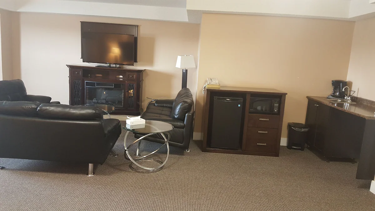 Sunrise Motel Regina suite room